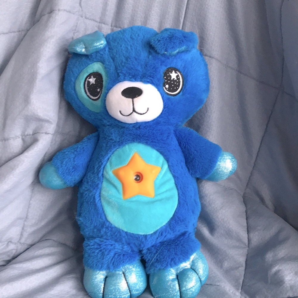 Light up teddy bear requires batteries not included. For bed and showed shapes